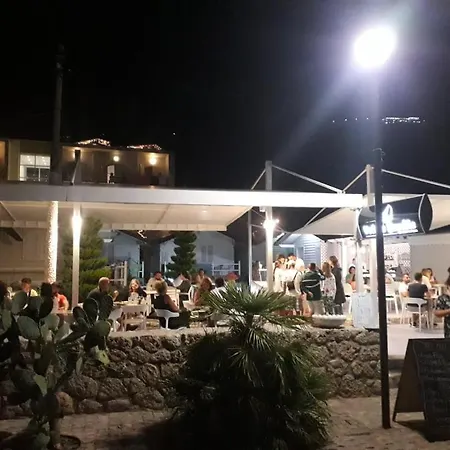 Vela E Bardhe אכסניה